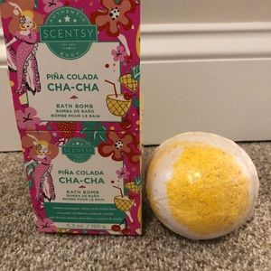 Brand New Scentsy "Pina colada"bath bomb